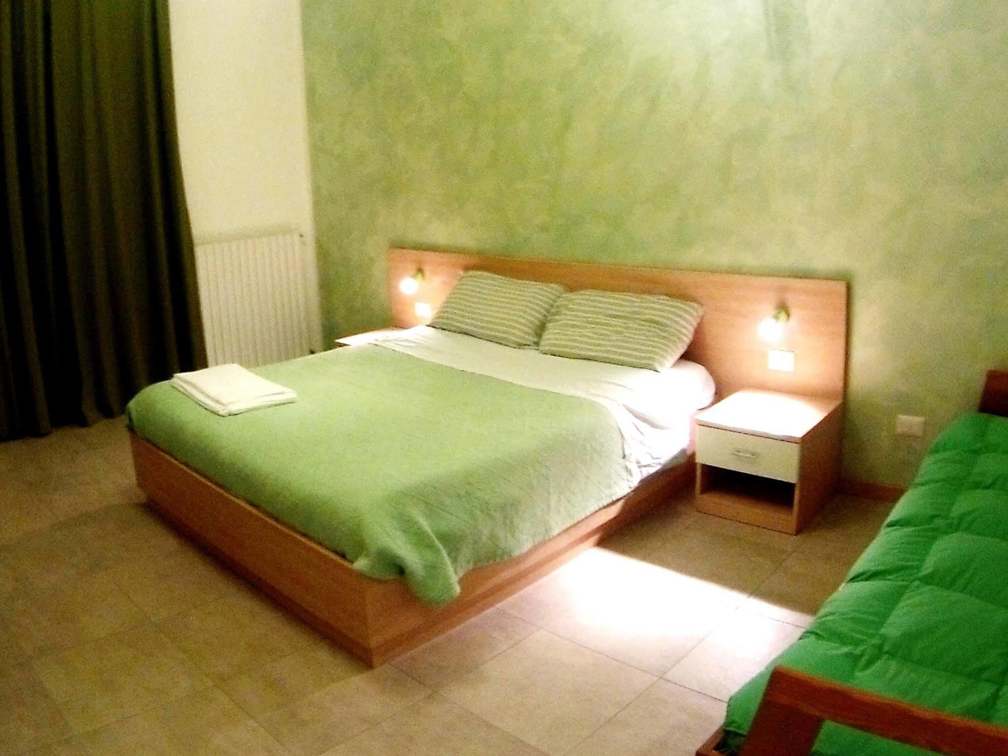 B&B Villa Monterosa Con Piscina Castronno Exterior photo